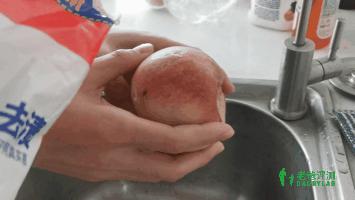 桃子用碱面泡完发黑,桃子用碱洗了发黑