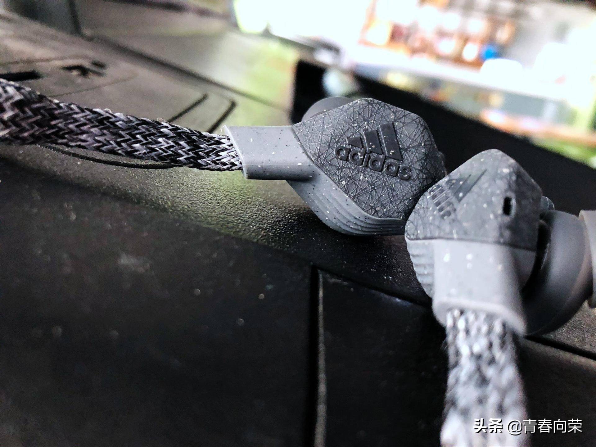 来自阿迪达斯的跨界暴击！AdidasFWD-01蓝牙运动耳机