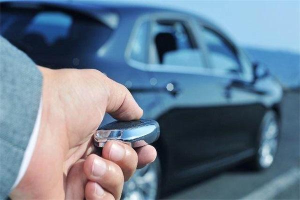 汽车钥匙丢车里了砸哪个玻璃最好,车钥匙砸玻璃技巧