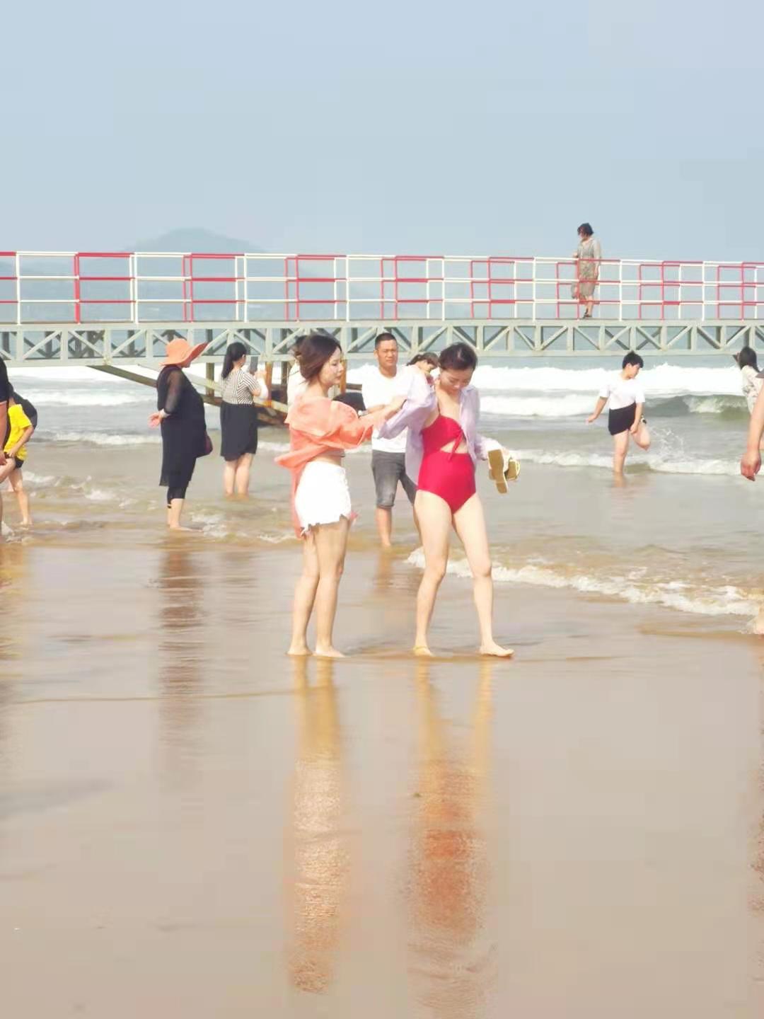 青岛金沙滩——亚洲第一滩，夏天人气火爆，美女扎堆，超级震撼