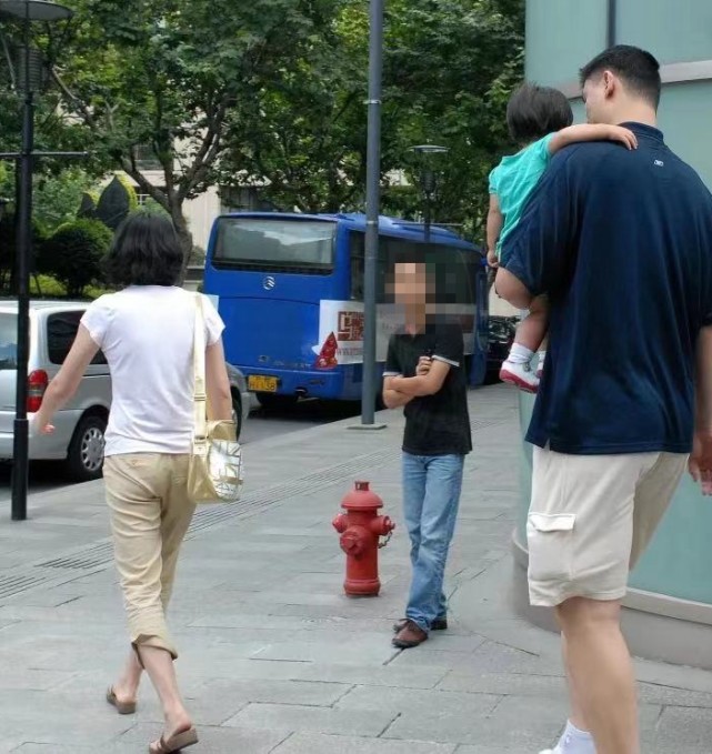 姚明与女儿姚沁蕾最近打球视频,姚明12周岁的女儿姚沁蕾身高