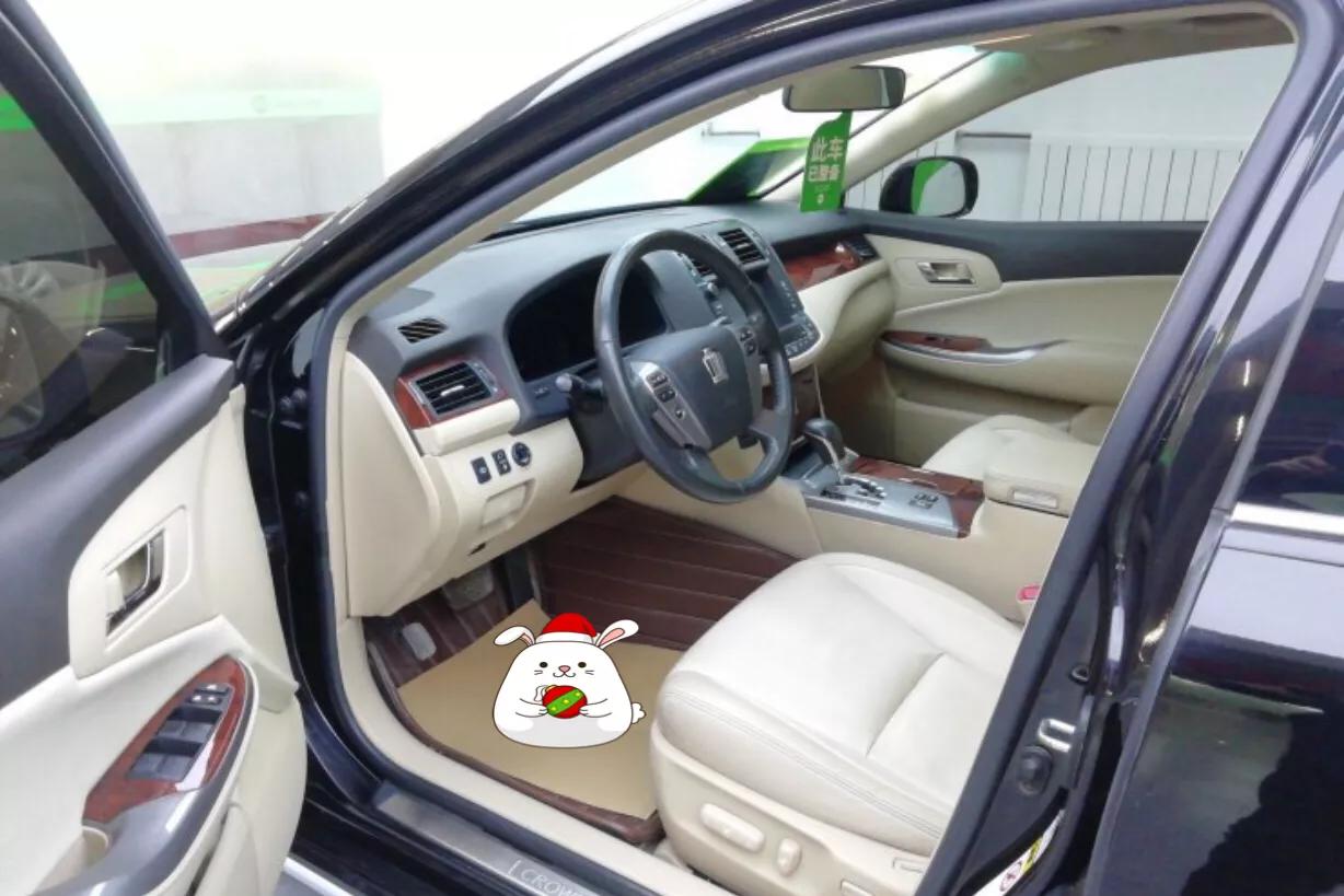 13代半丰田皇冠还值得买么,13代皇冠跟13代半皇冠有什么区别