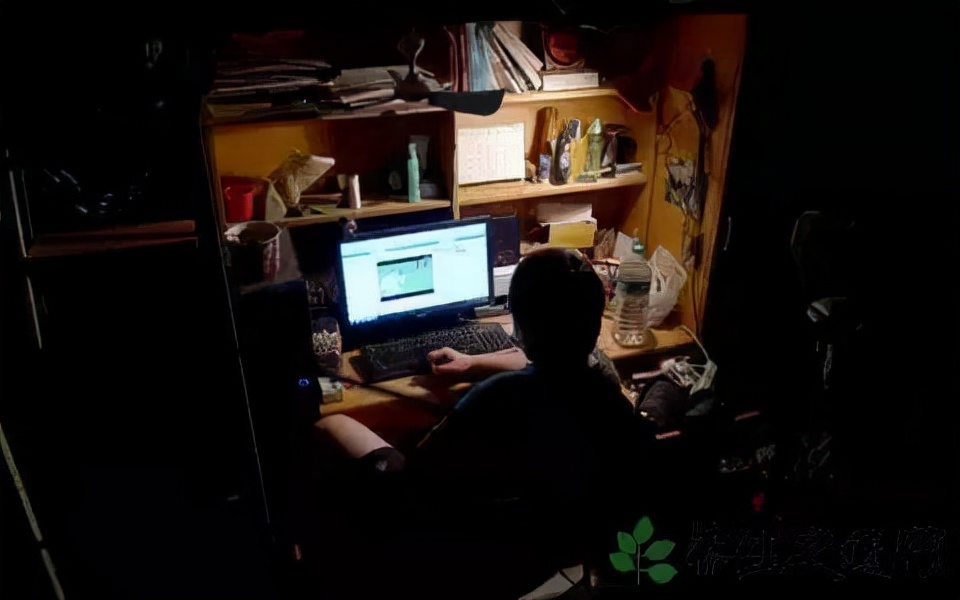 浙江大学生凌晨玩电脑不关灯,凌晨一点半室友不让关灯