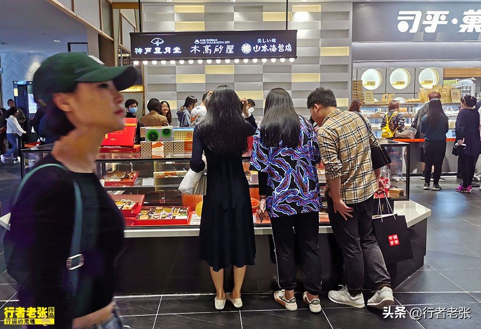 浙江第二有钱的城市，30亿建文化广场，商场里面市民排队买奢侈品