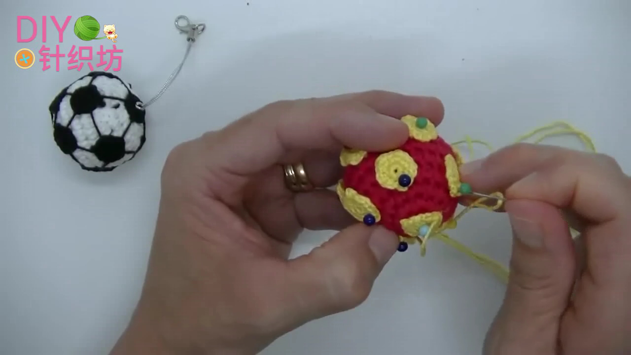 足球钥匙链小挂件,足球珠子编织钥匙扣