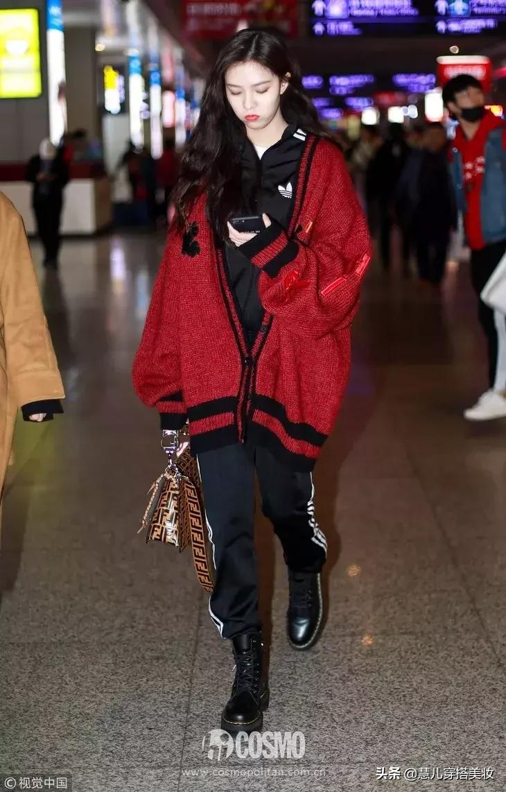 针织开衫加阔腿裤春,黑色v领针织小开衫搭配阔腿裤