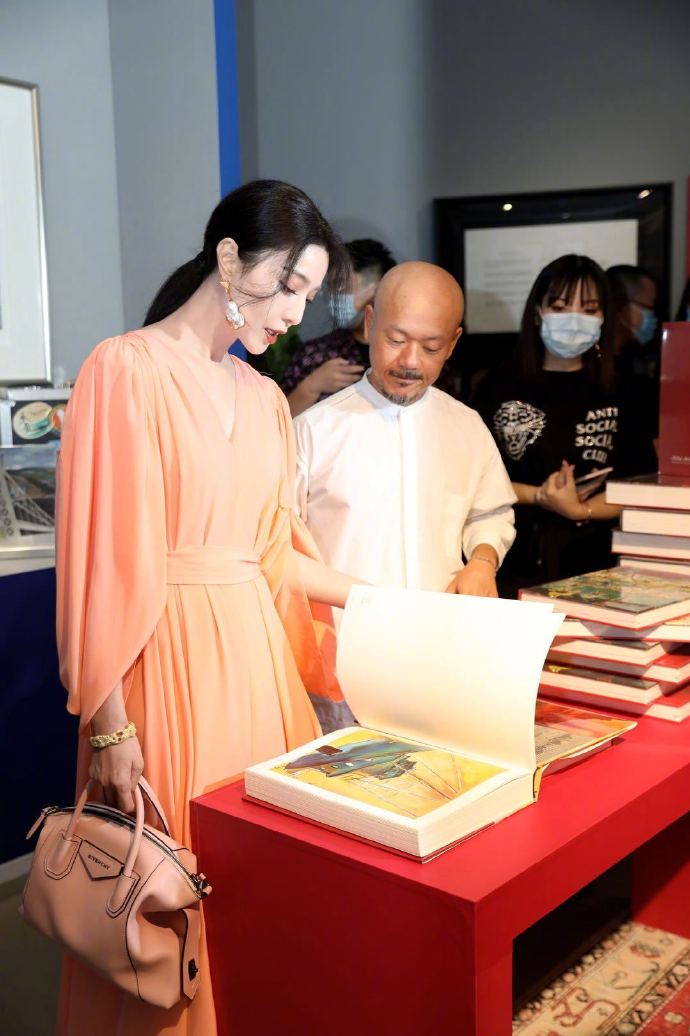 范冰冰一身粉色长裙亮相的活动,范冰冰白色长裙美照