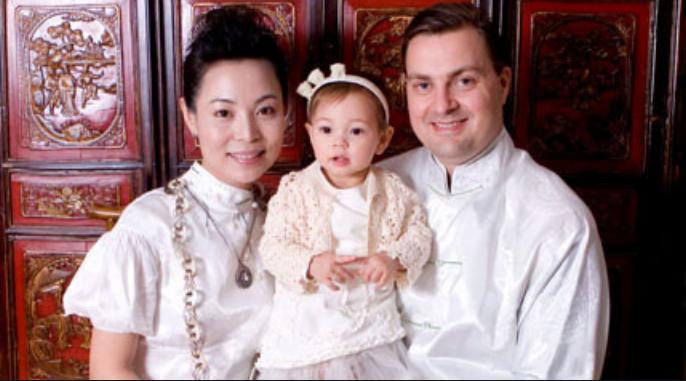 天津女孩恋外国“抠门”小子,见家长才发现,男方拥有6千平豪宅