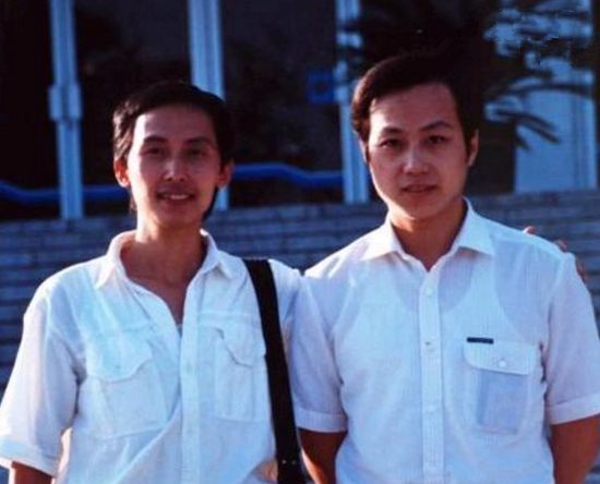 曾是央视国脸，去世11年母亲至今不知，妻子改嫁富商儿子成这样