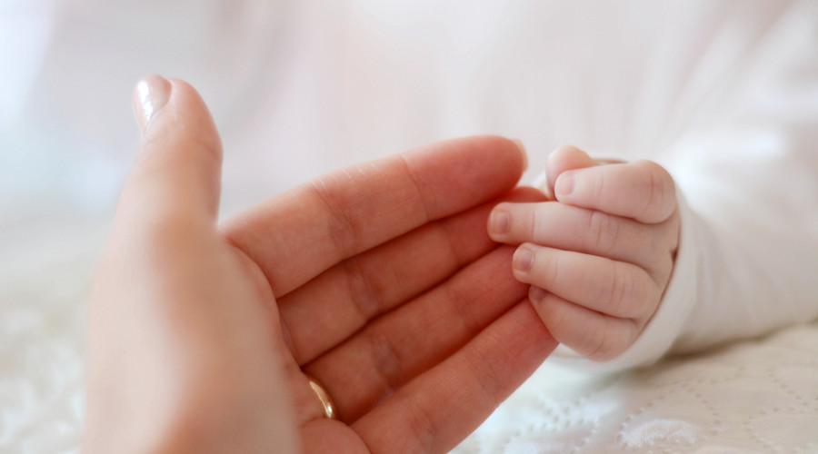 宝宝吃手指是否应该阻止呢,宝宝吃手越来越聪明你相信吗