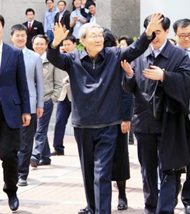 2001年，*镕基朱**告别清华演讲：做事不要落身后骂名