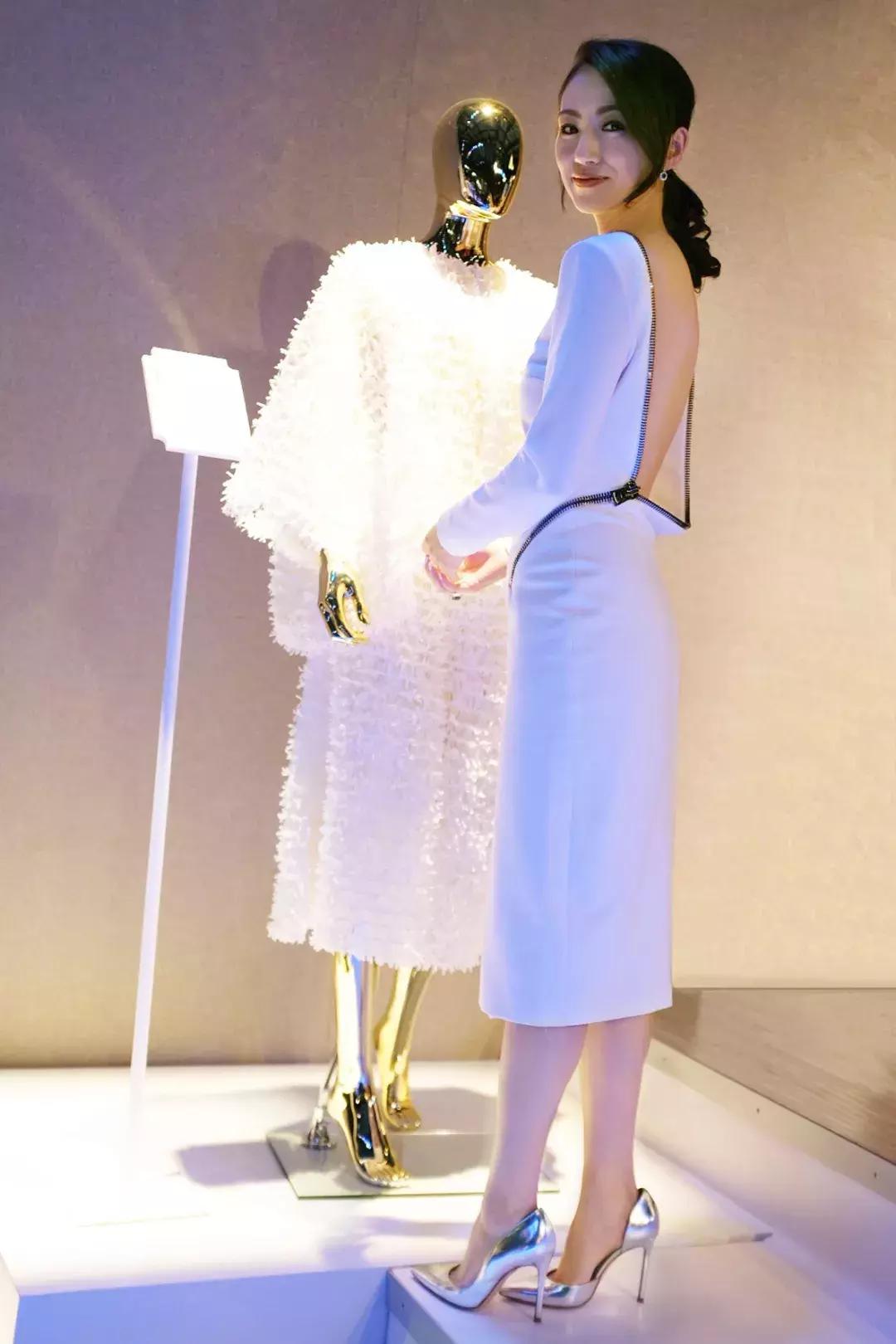 夏天一定要穿白色衣服,夏天穿白色才是最醒目的