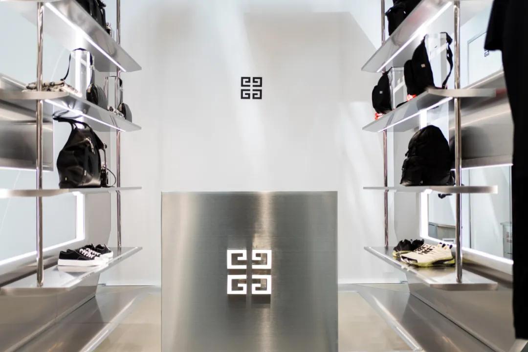 乃万曾可妮直播,纪梵希女包值钱吗