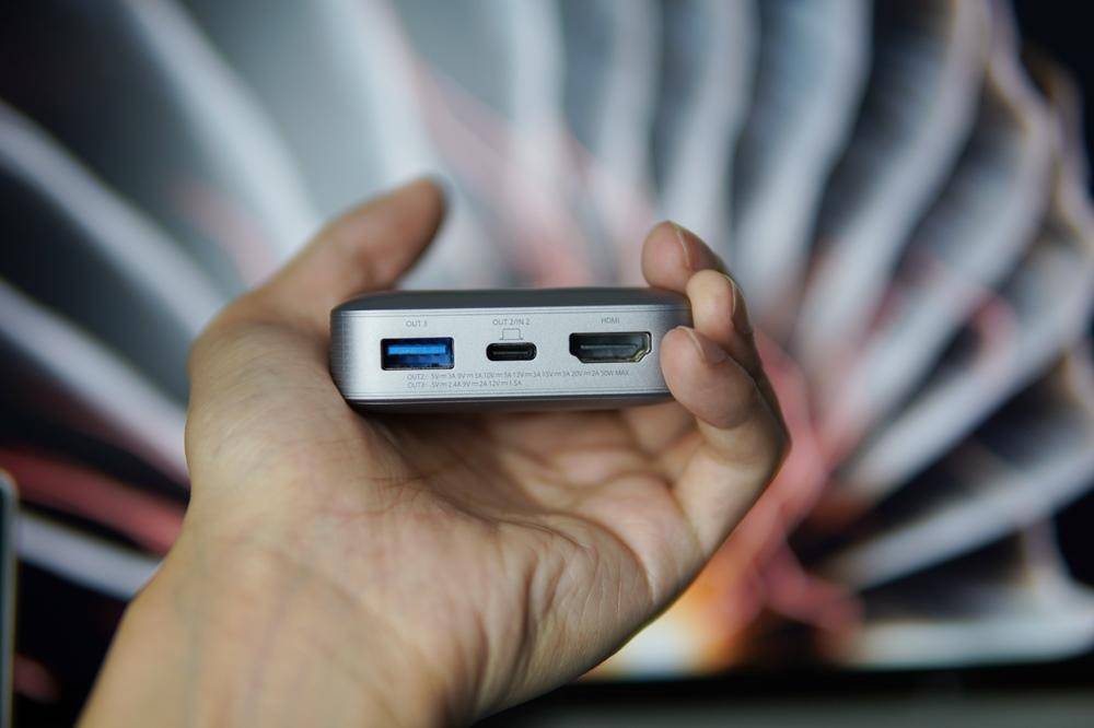 这个移动电源有点“奇葩”，可以给笔记本充电，还能投屏