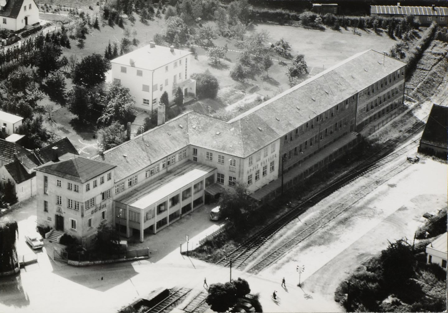 阿迪达斯背景故事,阿迪达斯的创业奋斗史