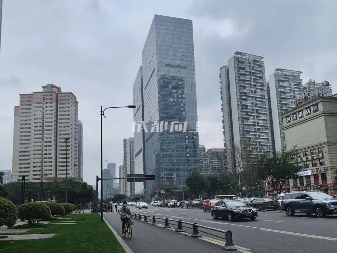 如何让成都变东京？网友：大LOGO收敛点