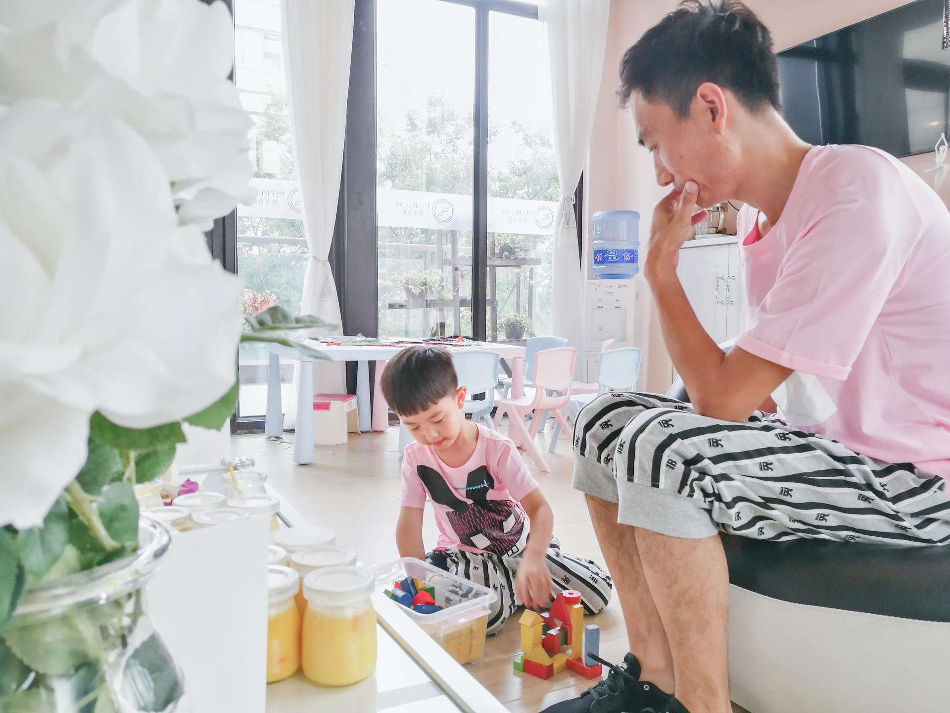 儿子要买玩具爸爸在地上打滚视频,儿子要买玩具爸爸躺地上视频