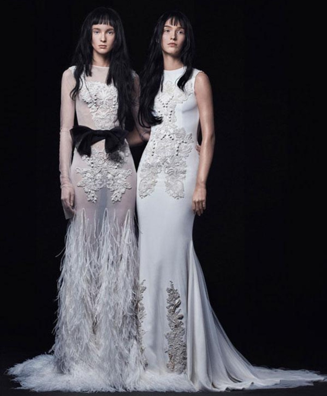 72岁王薇薇庆生照曝光,穿露背裙与男模贴身热舞,火辣身材似27岁