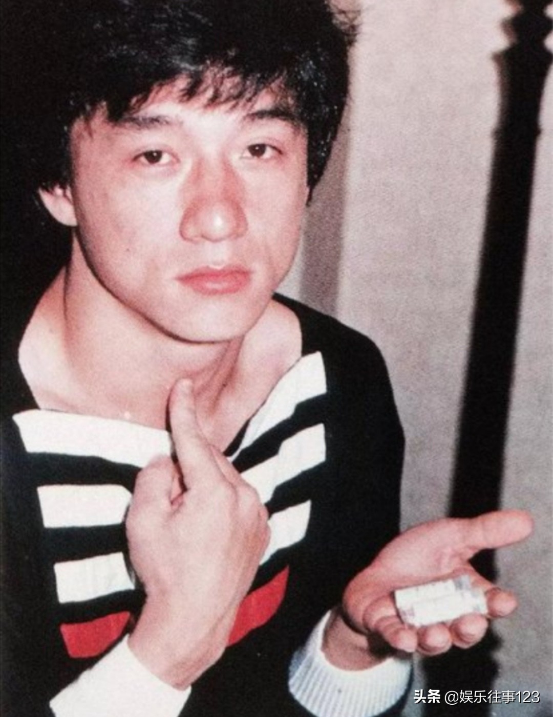 成龙在娱乐圈的地位和影响,成龙为什么在娱乐圈地位一直很高