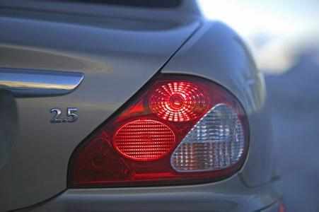 车灯不亮是灯泡原因还是灯罩,汽车尾灯老是烧灯泡