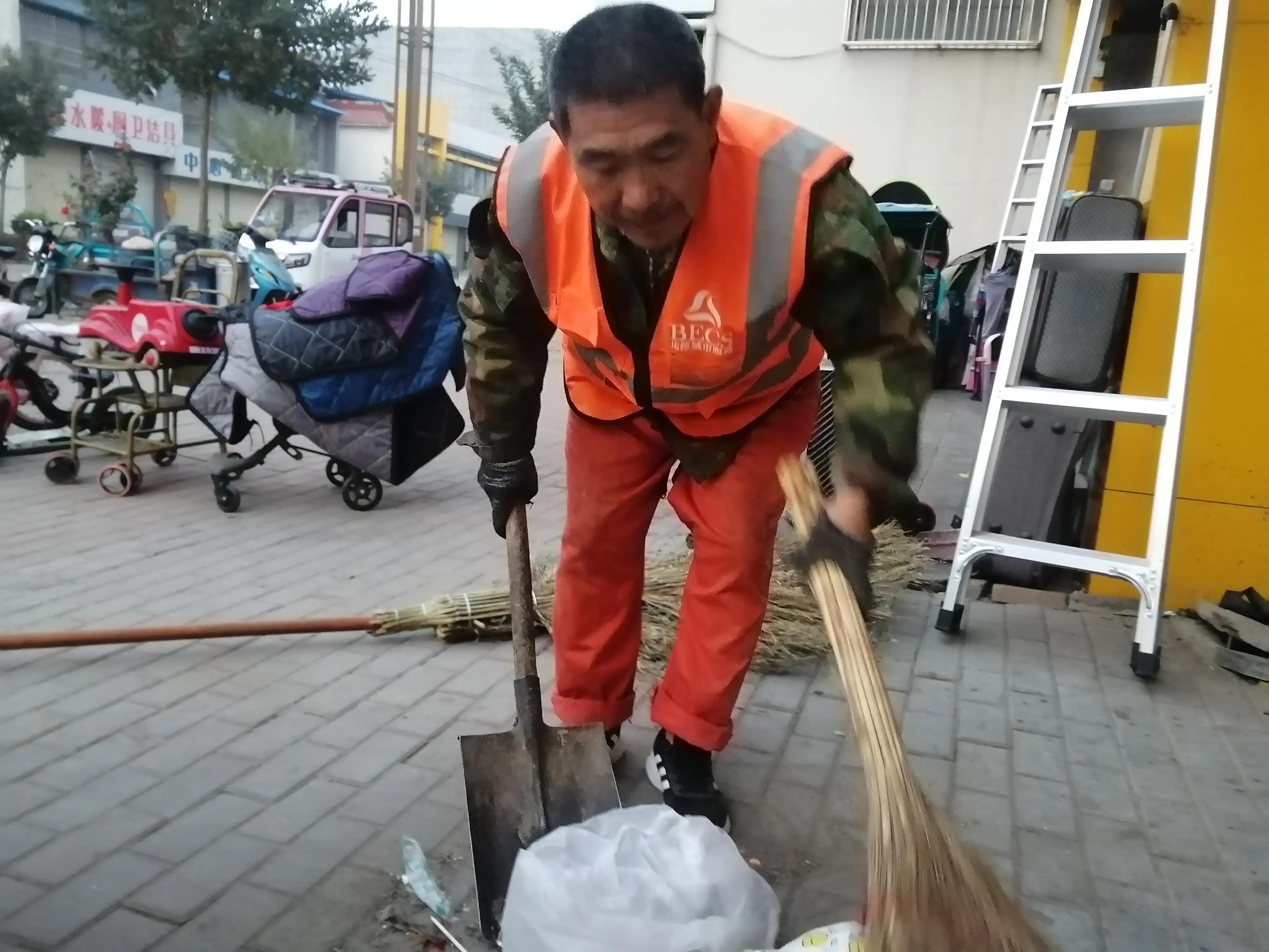 李民棵是环卫战线上的老黄牛