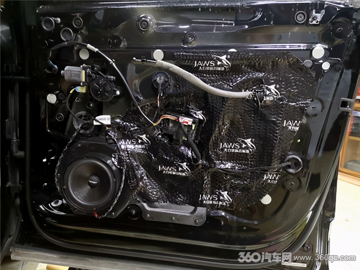 奥迪q7改装案例亮黑套件,新款奥迪q7改装智能大屏