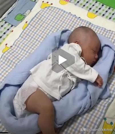 宝宝必须抱睡,落地醒,可以使用这种包裹方式,新手妈妈试试