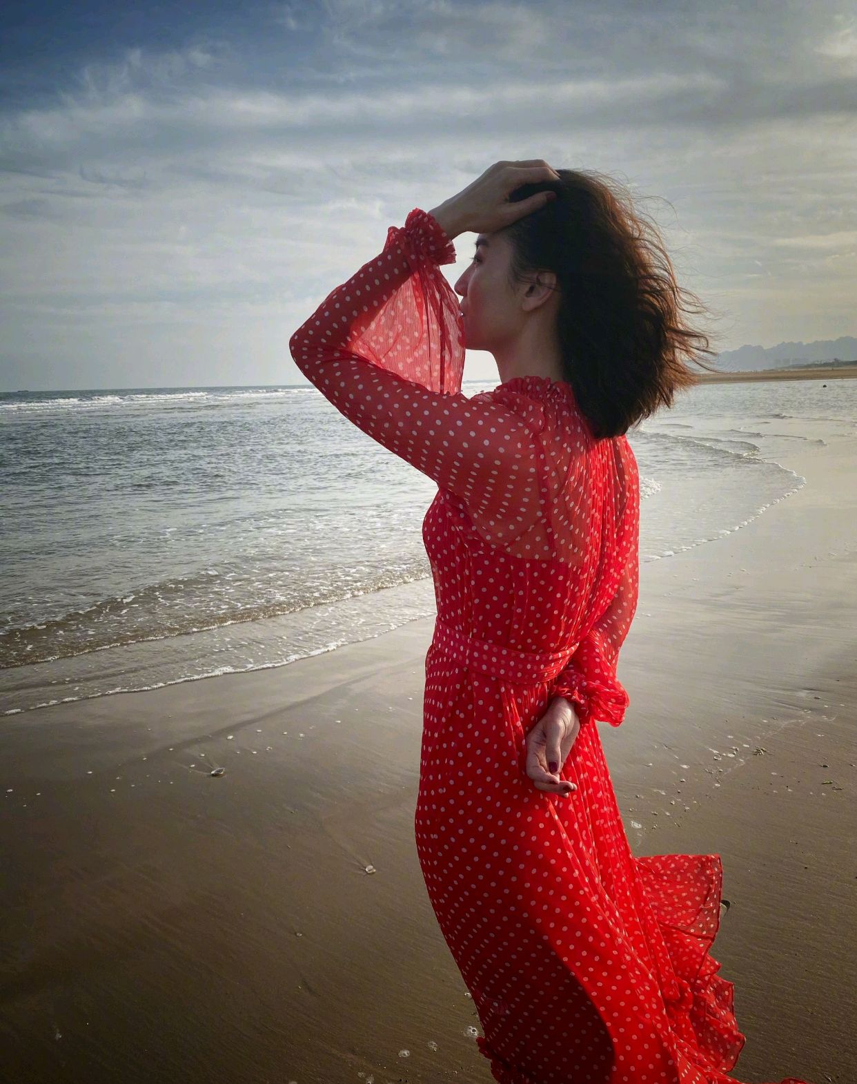 宋佳穿西裤视频,宋佳出席活动穿搭白色西装套装