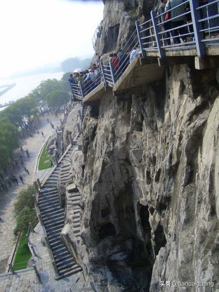 洛阳龙门石窟古色古韵,洛阳龙门石窟东方艺术的瑰宝