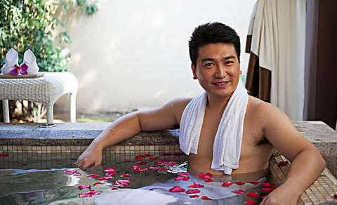 女士泡温泉需要穿什么衣服,泡温泉穿什么衣服最好图片