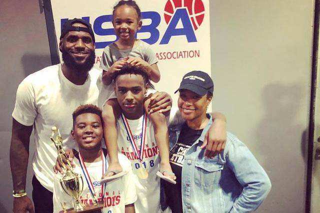 校服到婚纱的爱情结果,校服到婚纱的爱情过程