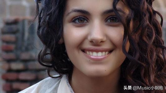 颜值与歌声成正比的魅力女神，清澈嗓音给你一天好心情