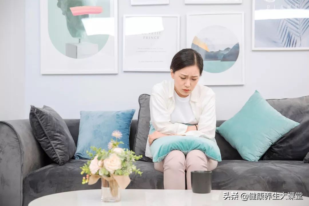 女生经期不能洗凉水澡,经期能不能洗澡和洗头呢