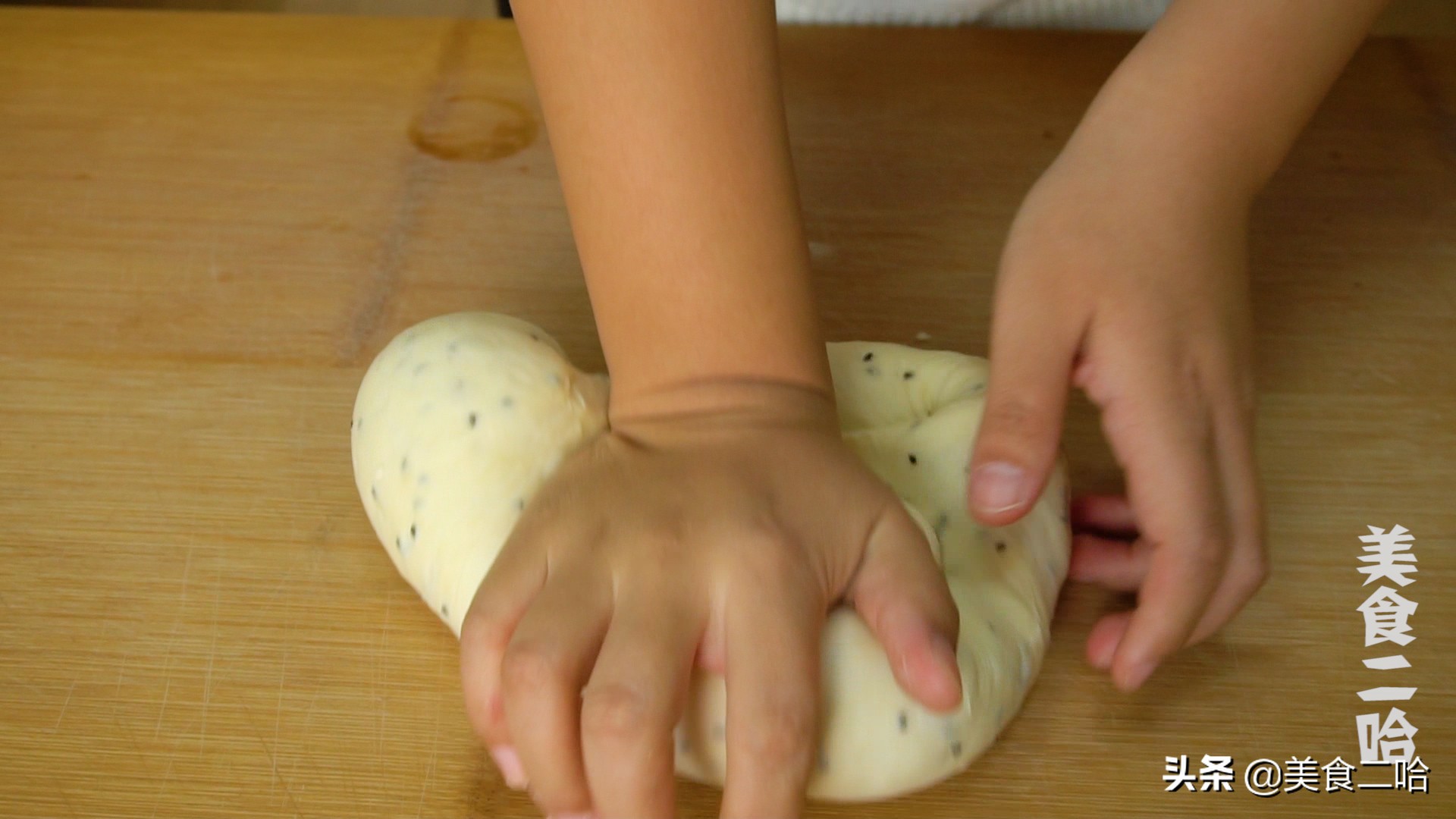 炸油饼家常做法，大刀一切，个个蓬松又柔软，比面包都要软