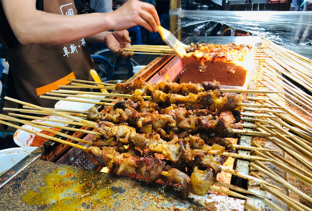 阜新夜市烤肉火爆：大串15元两，小串10元仨，也说说你那嘎达啥价