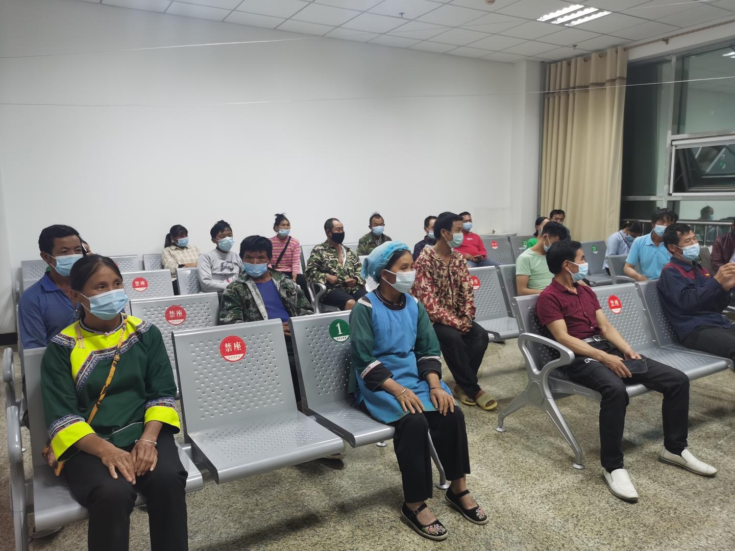 为偏远群众打疫苗,疫苗接种暖心服务打消老人顾虑