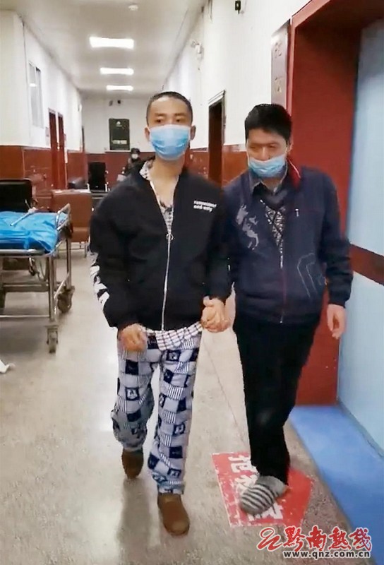 医院救治一氧化碳中毒,一氧化碳中毒民警紧急救助