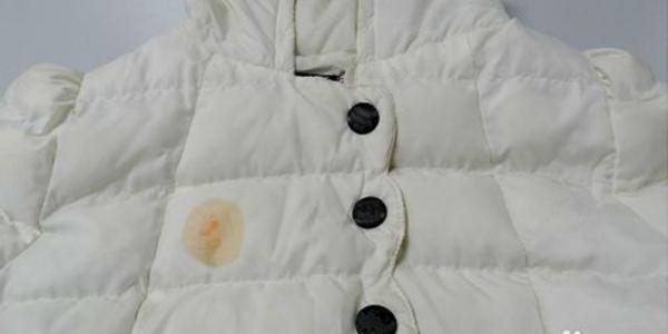 羽绒服沾到油渍怎么去除,羽绒服沾上油渍怎么去掉