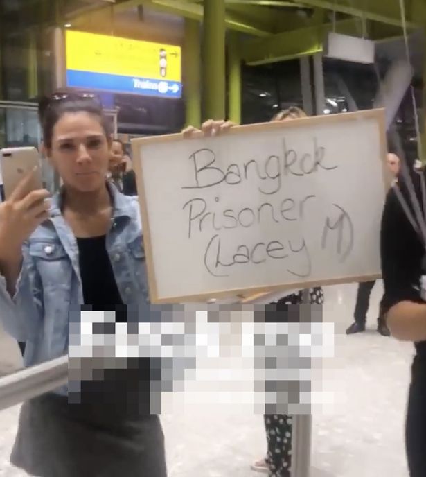 英国模特被泰国海关扣押称护照不齐全中国网友：又是要小费？