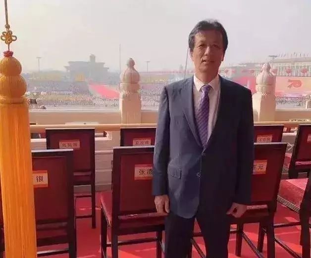 澳门地产富豪如今登上国庆观礼台