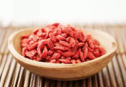 如何保存枸杞不变色不发黄,枸杞过期了没发霉还能泡水吗