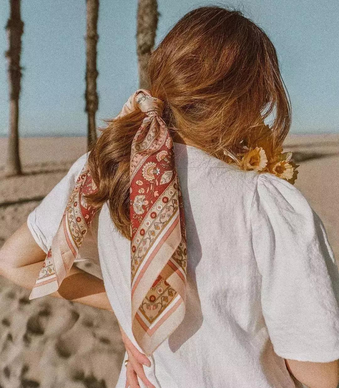 戴丝巾的气质女人,女士小丝巾气质打法