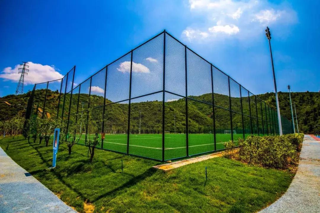 风景超美的足球场,足球场山顶视角