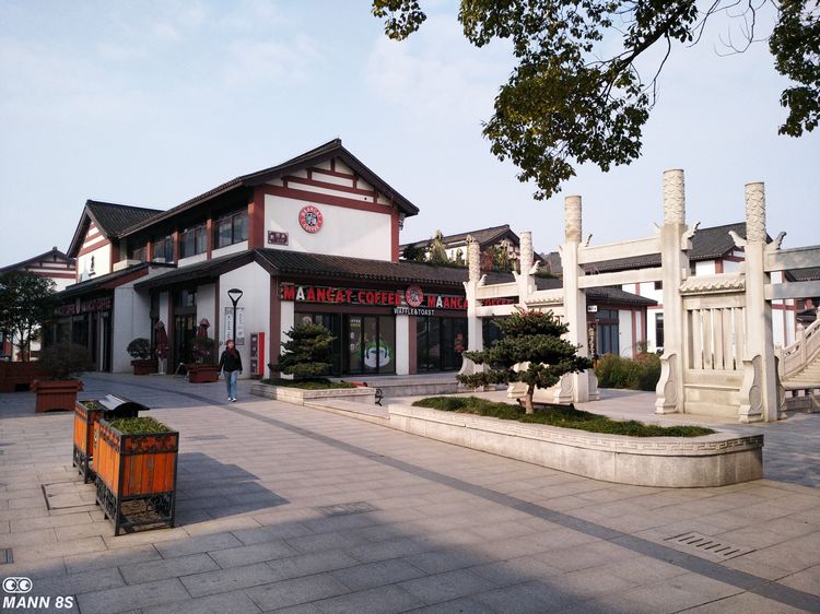 手机掉水里当场拿起来,手机掉入水中还可以正常使用