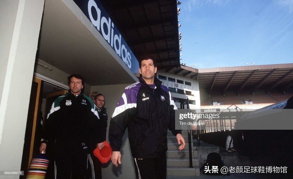 第一个穿白球鞋的足球运动员,第一个穿耐克篮球鞋的nba运动员