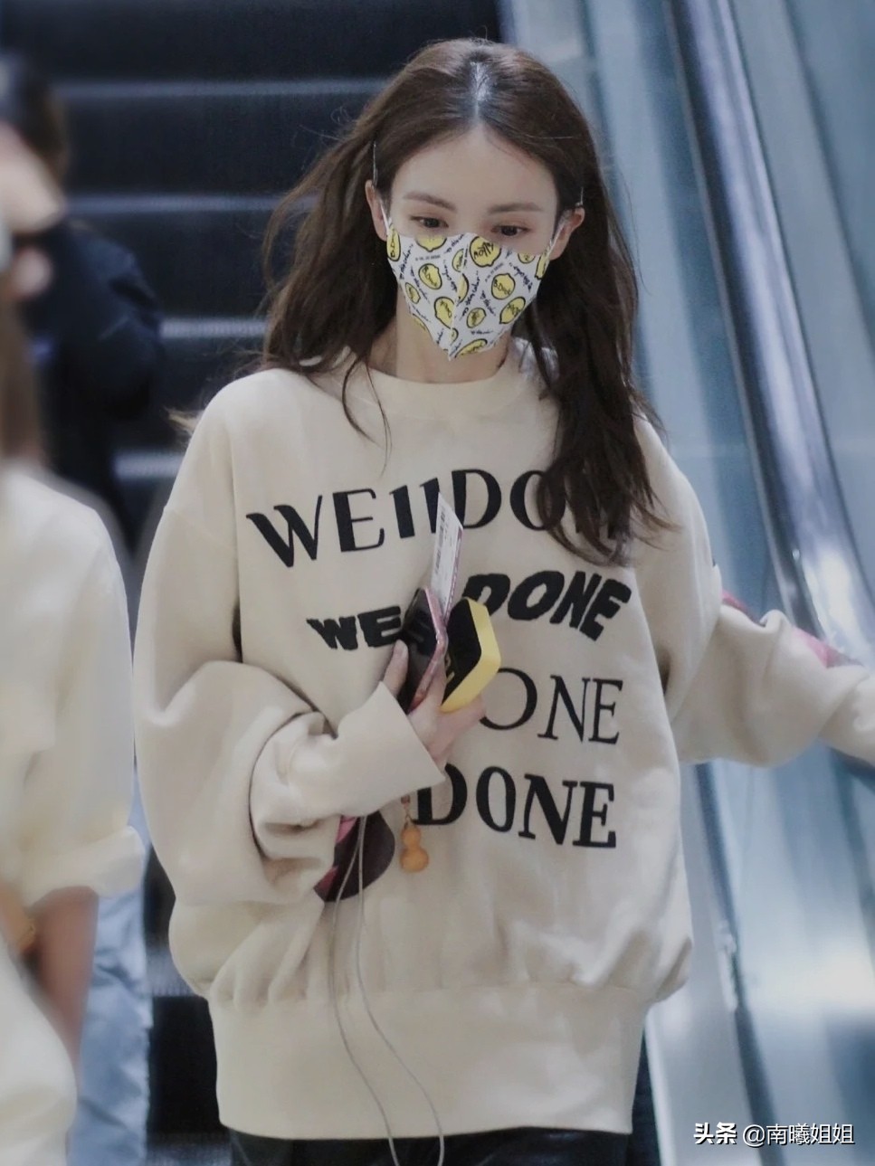 时髦的女人都穿卫衣减龄又好看,女生一定要了解的卫衣经典搭配