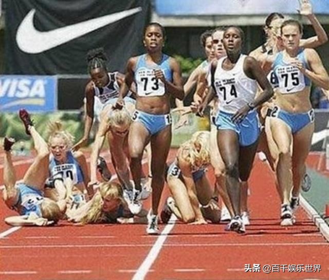 杩欏紶鐓х墖鎵垮寘浜嗕竴澶╃殑绗戠偣,杩愬姩鍦轰笂绮惧僵鐨勪竴鐬棿鎶撴媿