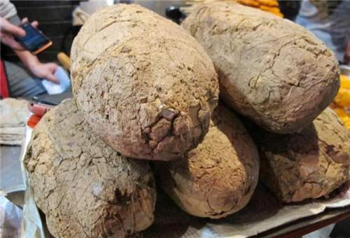 老外嘲笑中国人穷得吃“土”，敲开后尝了一口，直呼：真香