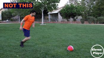 足球基本知识和球性,足球基本功训练拉球绕过另一条腿