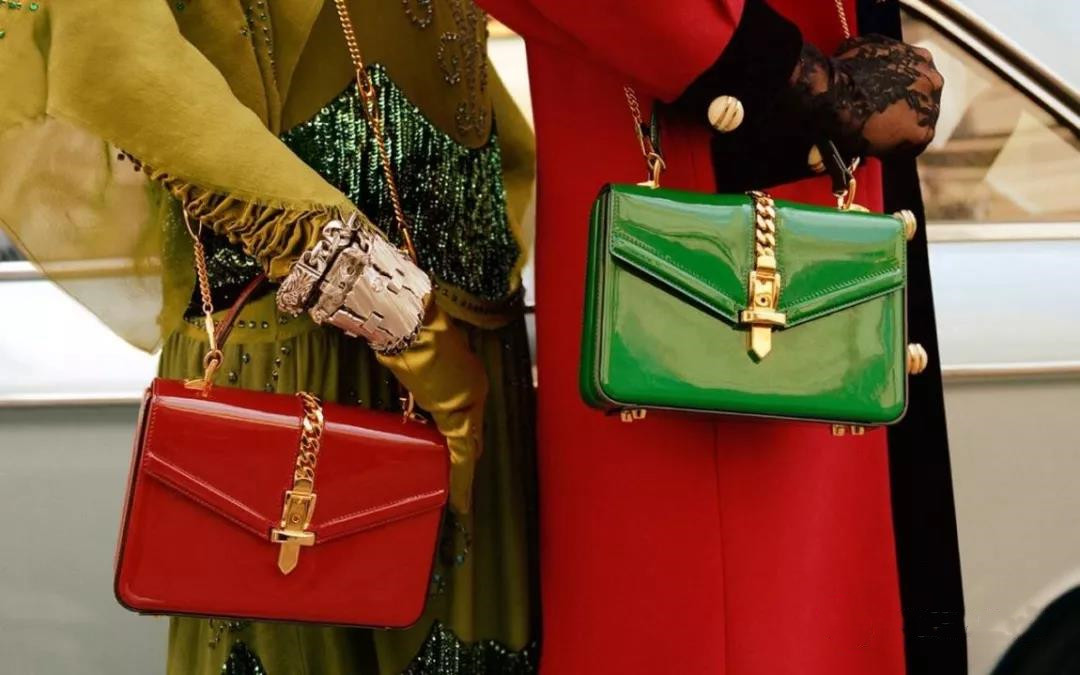 秋冬适合背什么颜色的包包,适合秋季背的大牌包包